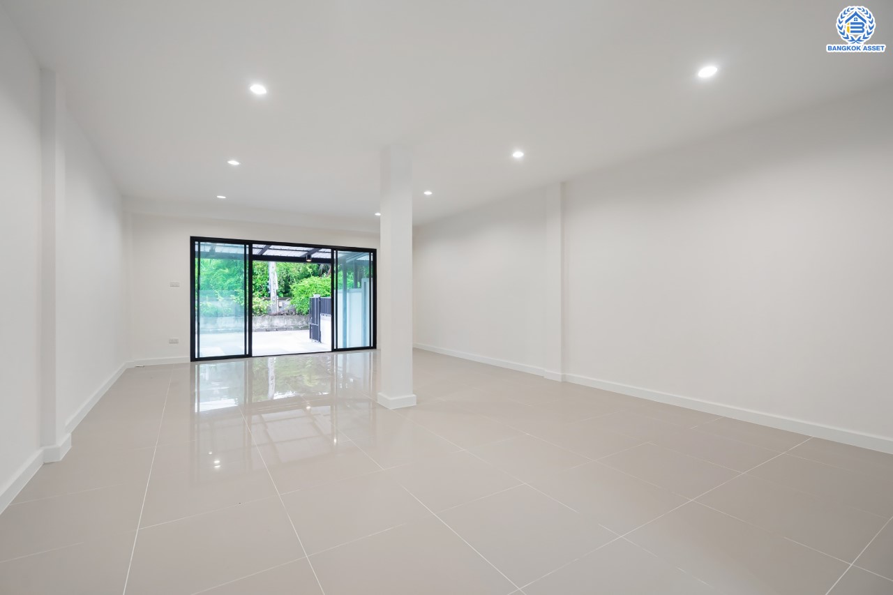 บ้านมือสองตกแต่งใหม่ ดีไซน์สวย ม.บ้านช่อชัยพฤกษ์ จรัญฯ-ปิ่นเกล้า เนื้อที่ 30.6 ตร.ว. ฟังก์ชัน 3 ห้องนอน 3 ห้องน้ำ จอดรถได้ 2 คัน รองรับทุกกิจกรรม บนทำเลเชื่อมต่อหลายเส้นทาง ใกล้จุดขึ้นทางด่วน "ศรีรัช" และรถไฟฟ้าสายสีแดง "สถานีบางบำหรุ"